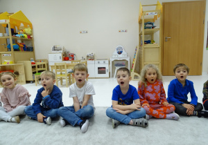 05 Dzieci pokazują zdziwioną minę