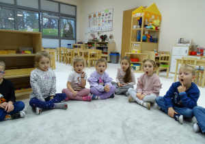 06 Dzieci pokazują zdziwioną minę