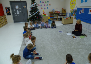 07 Dzieci słuchają opowiadania o Panu Łał