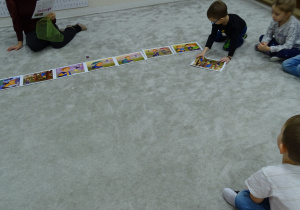 10 Chłopiec układa właściwy obrazek historyjki