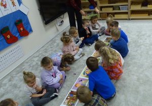 11 Pani z chustką chodzi między dziećmi