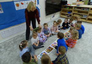 12 Pani z chustką chodzi między dziećmi