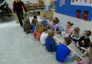 13 Pani z chustką chodzi między dziećmi