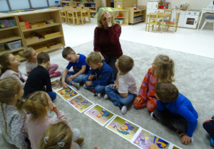 14 Pani z chustką na głowie