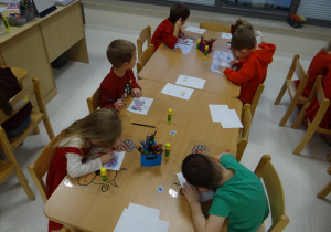 16 Dzieci kolorują postać Pana Łał