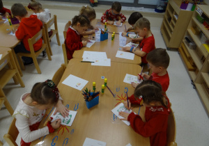 17 Dzieci kolorują postać Pana Łał