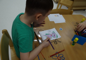 18 Dzieci kolorują postać Pana Łał