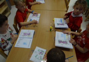 19 Dzieci z zeszytami o emocjach