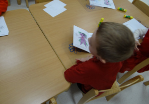 20 Dzieci z zeszytami o emocjach