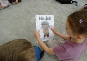 03 Dzieci oglądają obrazek z Nudkiem
