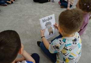 04 Dzieci oglądają obrazek z Nudkiem