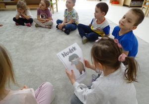 05 Dzieci oglądają obrazek z Nudkiem