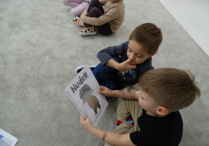 06 Dzieci oglądają obrazek z Nudkiem