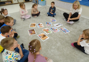 08 Dzieci słuchają o przygodach dziewczynki i Nudka oraz sposobach na nudę