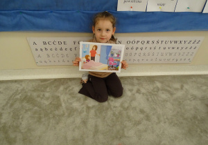 09 Dziewczynka pokazuje obrazek