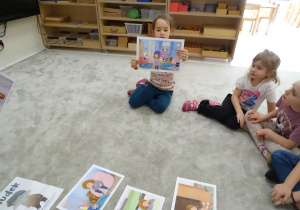 10 Dziewczynka pokazuje obrazek