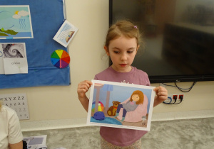 11 Dziewczynka pokazuje obrazek