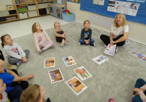 13 Dzieci obrazują nudę