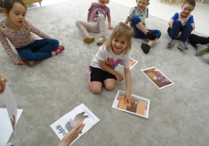 15 Dziewczynka podczas rozmowy o nudzie