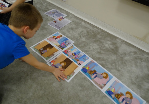 16 Chłopiec układa historyjkę