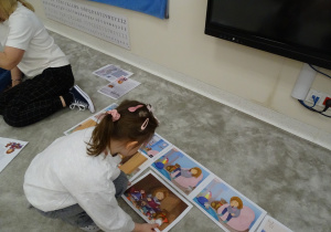 17 Dziewczynka układa obrazek zgodnie z treścią bajki