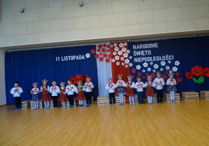 01 Dzieci podczas uroczystości śpiewają piosenkę
