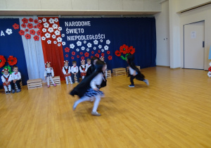 03 Dzieci biegają po scenie w roli zaborców