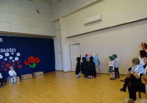 04 Dzieci jako zaborcy rozkładają mapę Polski