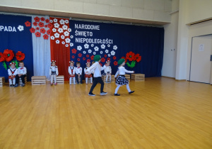 05 Dzieci w roli żołnierzy maszerują