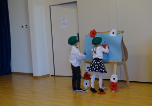 06 Dzieci żołnierze sklejają mapę Polski w całość