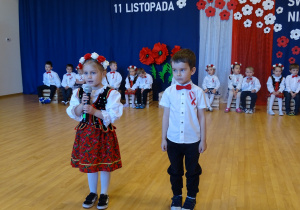 08 Dzieci podczas uroczystości mówią wiersze