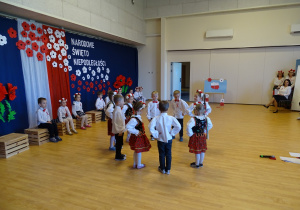 12 Dzieci podczas tańca