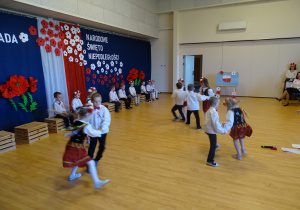 13 Dzieci podczas tańca
