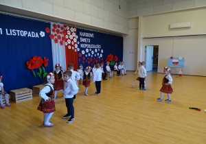 14 Dzieci podczas tańca