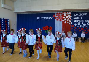 15 Dzieci podczas tańca