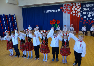 16 Dzieci podczas tańca