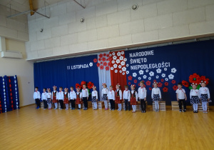 22 Dzieci w postawie na baczność śpiewają Hymn Polski