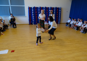 23 Wręczanie dyplomów i upominków za udział w wystawie patriotycznej