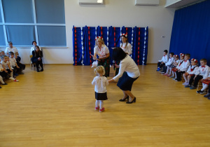 24 Wręczanie dyplomów i upominków za udział w wystawie patriotycznej