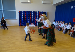 25 Wręczanie dyplomów i upominków za udział w wystawie patriotycznej