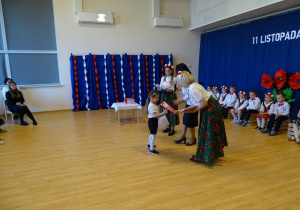 26 Wręczanie dyplomów i upominków za udział w wystawie patriotycznej