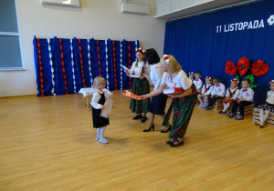 27 Wręczanie dyplomów i upominków za udział w wystawie patriotycznej