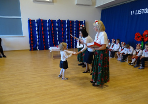 28 Wręczanie dyplomów i upominków za udział w wystawie patriotycznej