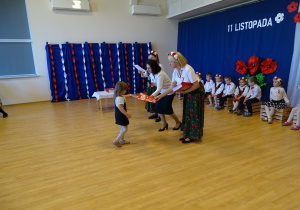 30 Wręczanie dyplomów i upominków za udział w wystawie patriotycznej