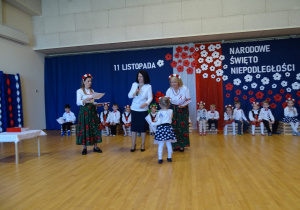 31 Wręczanie dyplomów i upominków za udział w wystawie patriotycznej