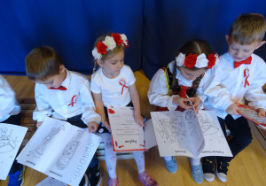 32 Dzieci oglądają nagrody