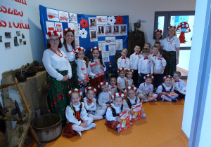 35 Zdjęcie na tle wystawy Śladami naszej historii