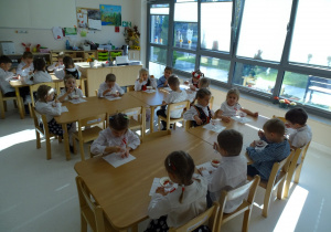 37 Dzieci degustują biało - czerwone deserki