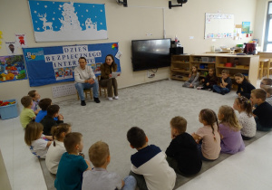 01 Dzieci z zrodzicami podczas Dnia Bezpiecznego Internetu