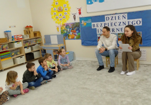 02 Dzieci słuchają wiadomości na temat internetu